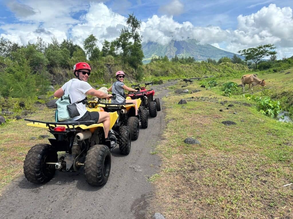 Quads en el volcán Mayón, Legazpi, Filipinas