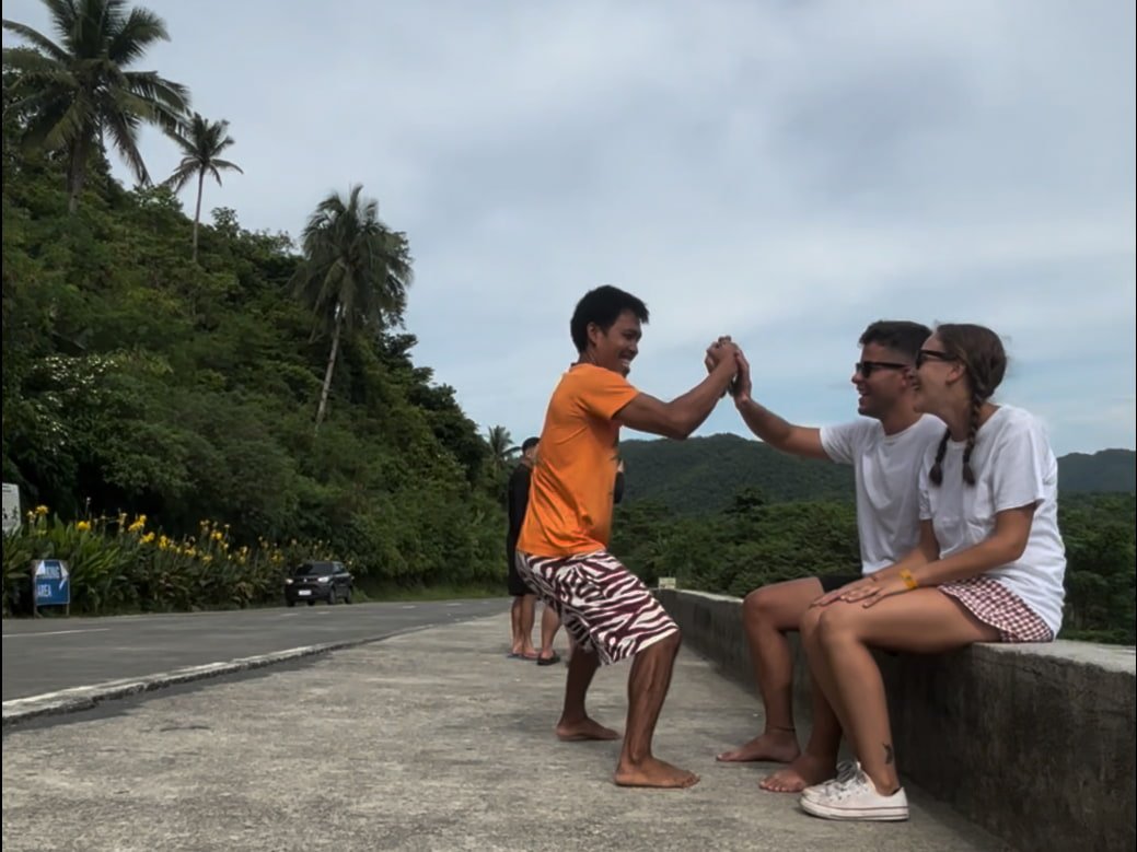 Haciendo amistad con un dron humano en Siargao, Filipinas Haciendo amistad con un dron humano en Siargao, Filipinas