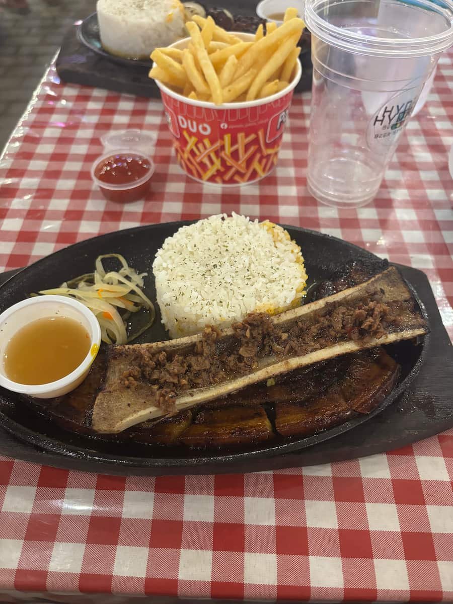 Disfrutando de nuestra cena Cenando en Subgo Mercado en Cebú