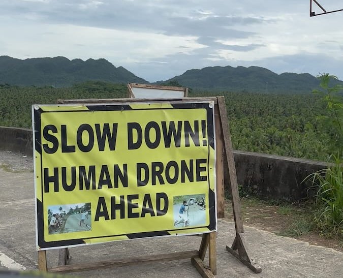 Advertencia, dron humano en Siargao, Filipinas Advertencia, dron humano en Siargao, Filipinas