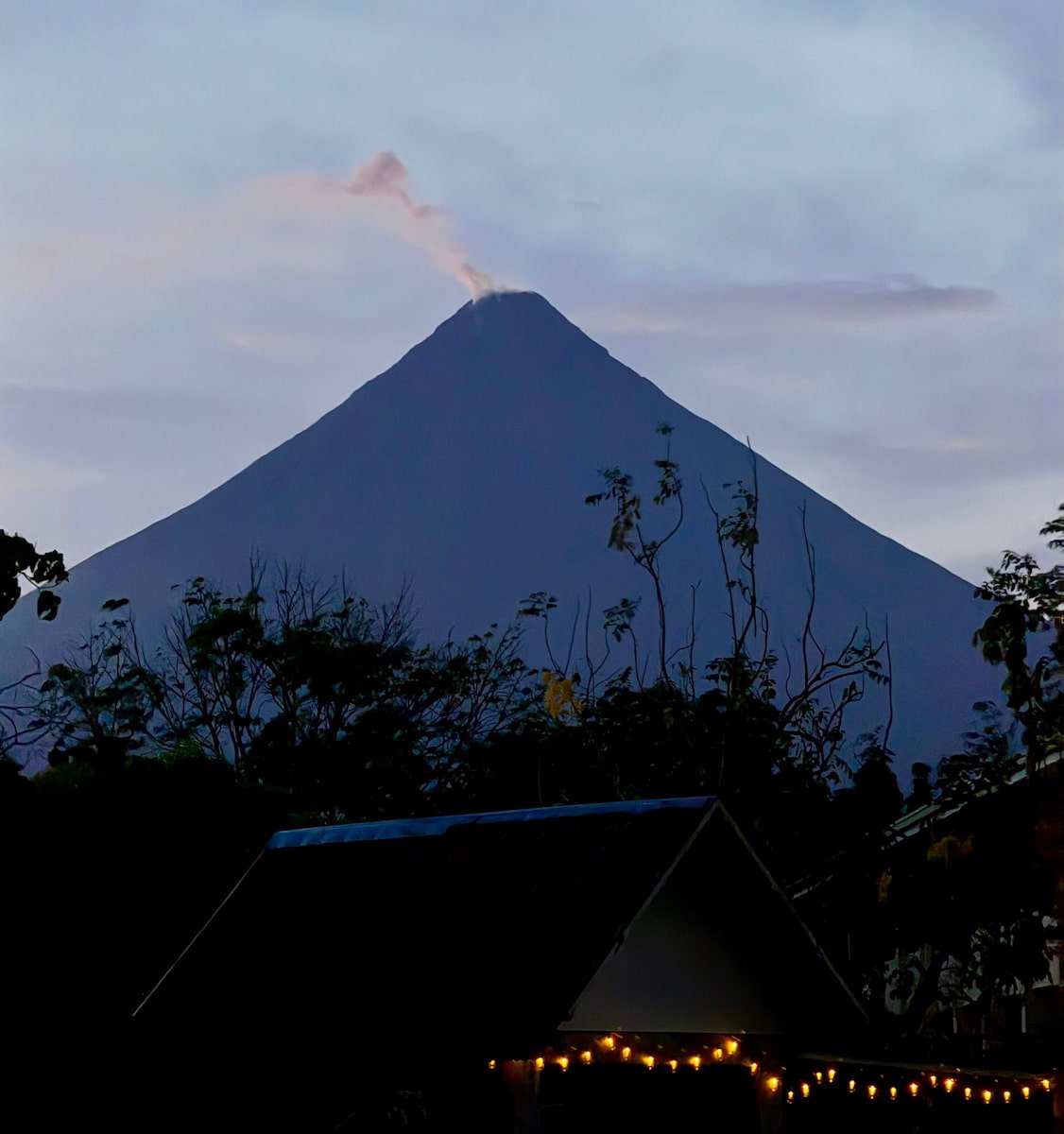 El Mayón expulsando humo, nuestra vista desde el Homestay
