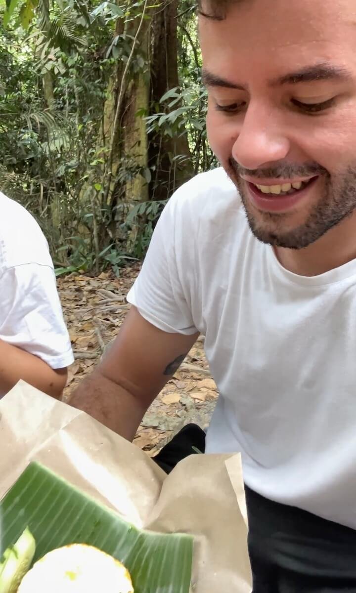 Felicidad comiendo en la jungla de Sumatra