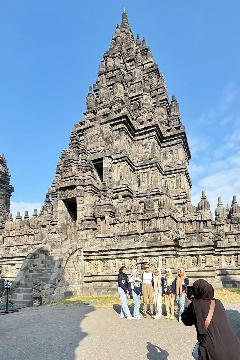Ali con niñas en Prambanan Fotos con niñas curiosas en Prambanan