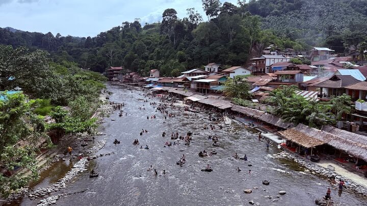 Locales bañándose en Bukit Lawang