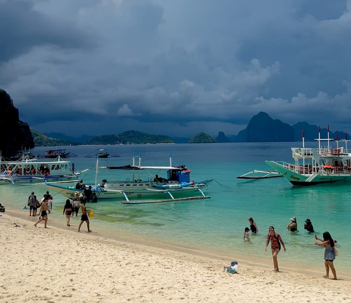 Con más turistas PIsland Hopping en El Nido