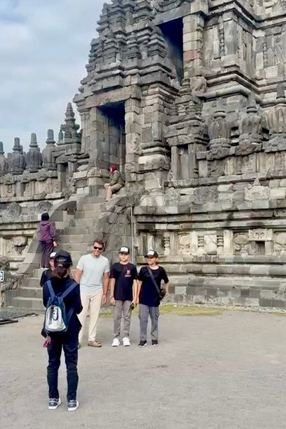 Fotos con niños en Prambanan Niños curiosos en Prambanan