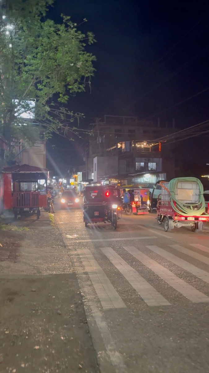 La ciudad de noche La calle principal de Corón