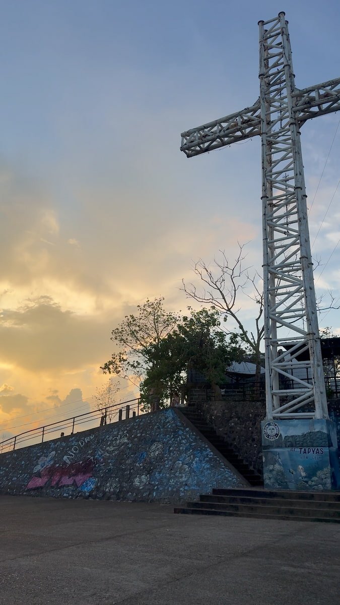 La cruz coronando la colina La cruz de la colina de Corón