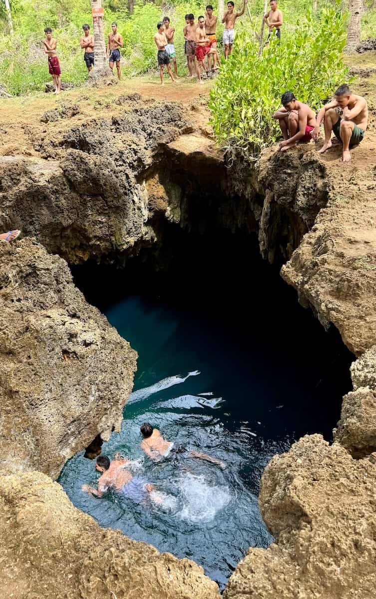 Locales saltando al cenote en Anda Locales saltando al cenote en Anda