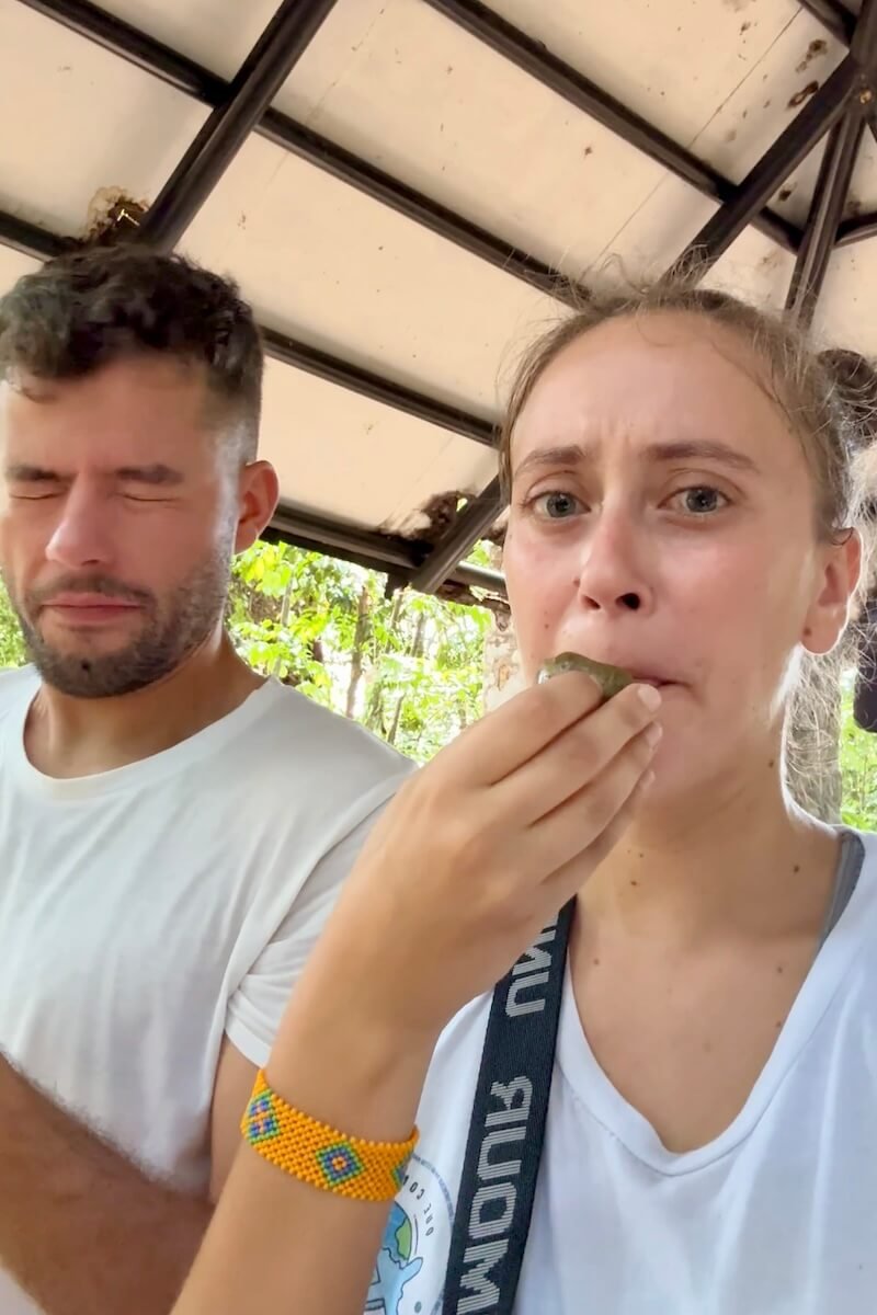 Probando frutas tropicales