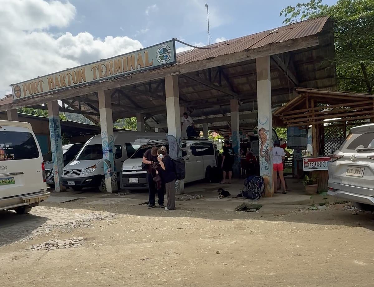 Una estación rural Port Barton bus terminal