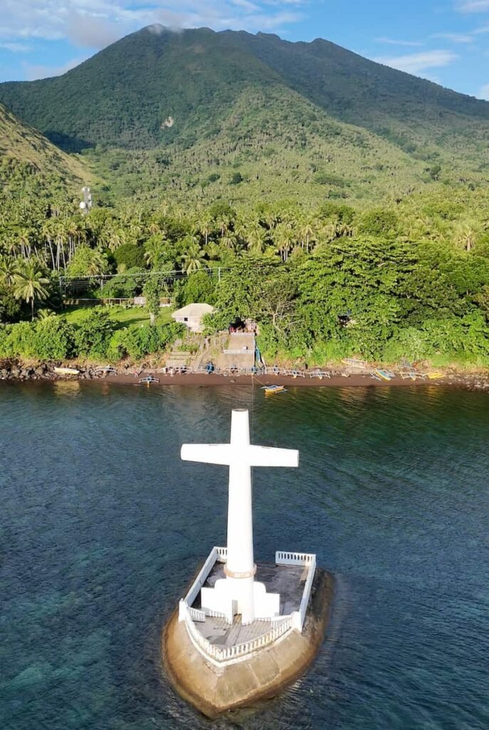 Vistas a Camiguín desde Sunken Cementery