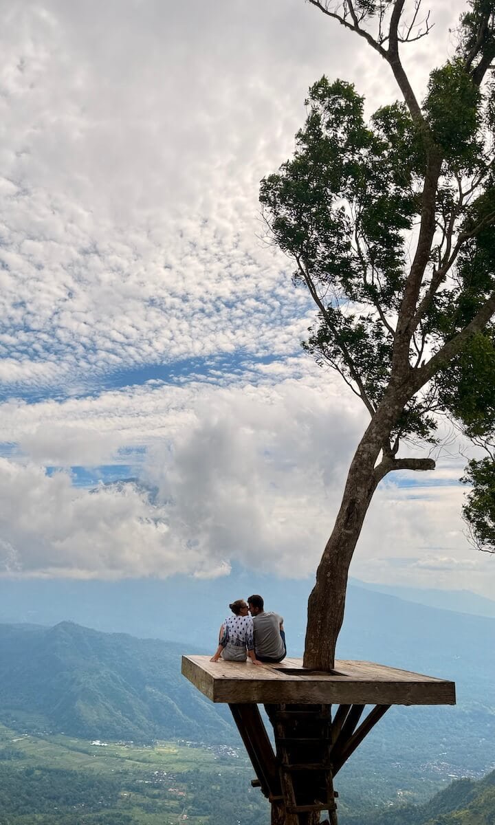 Mirador en Bali con nubes