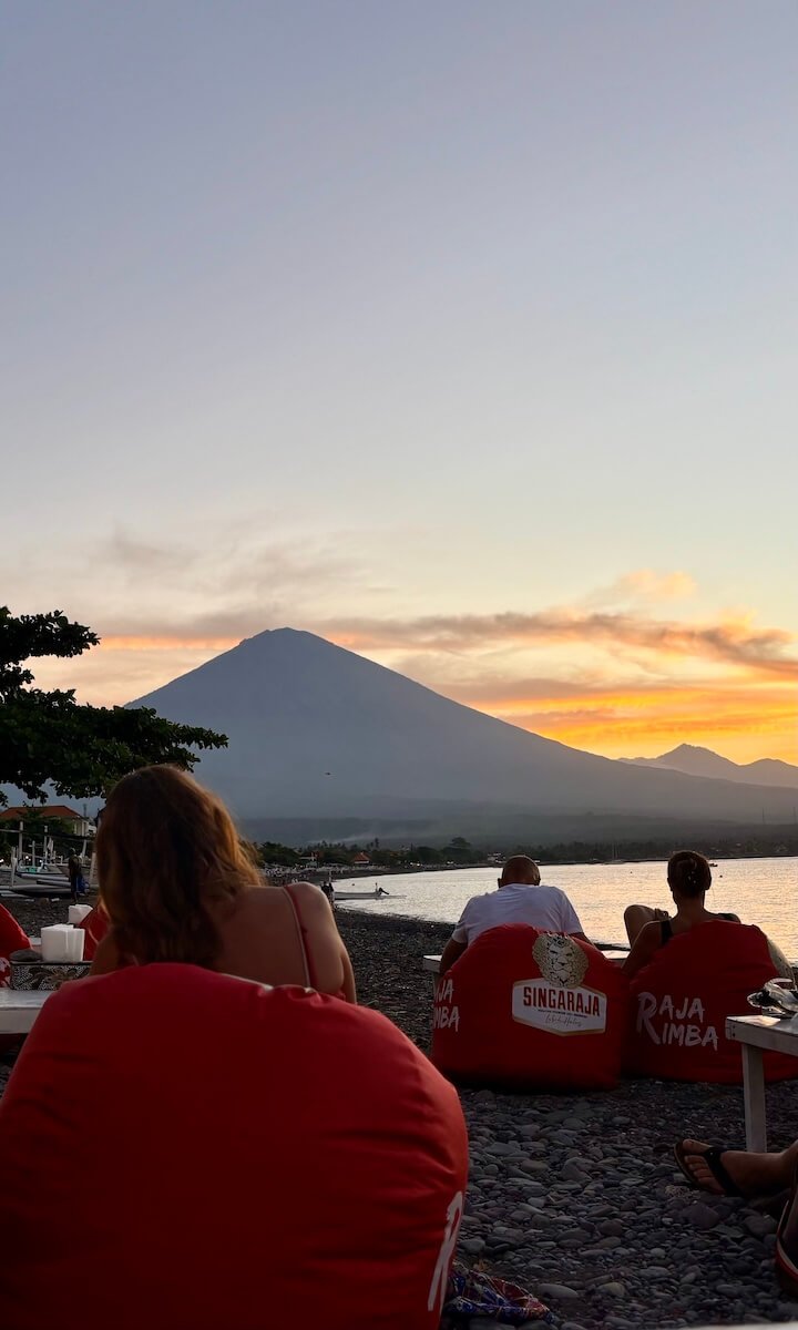 Warung con vistas al Agung