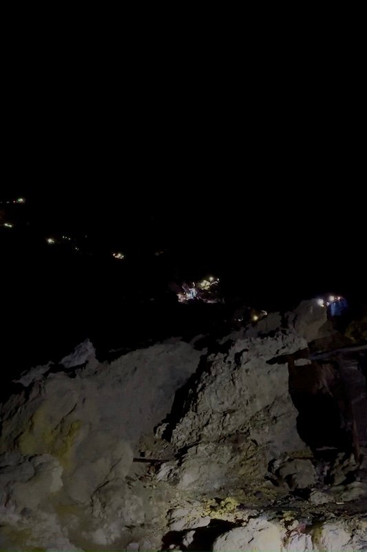 Gente esperando para bajar al Ijen