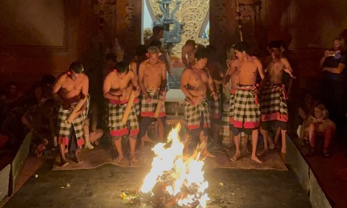 Danza del fuego en Bali