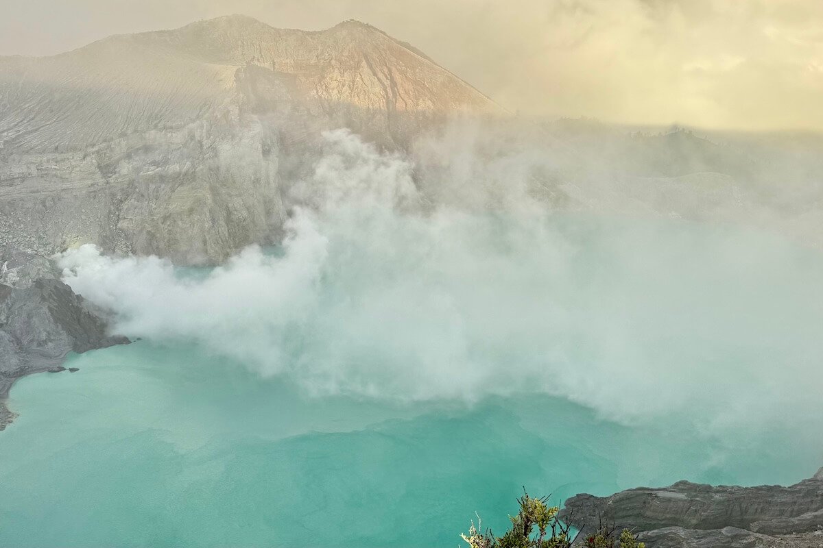 Lago azul turquesa del Ijen
