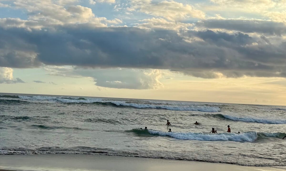 Playa de Batu Bolong Un lugar perfecto para surfear, playa de Batu Bolong