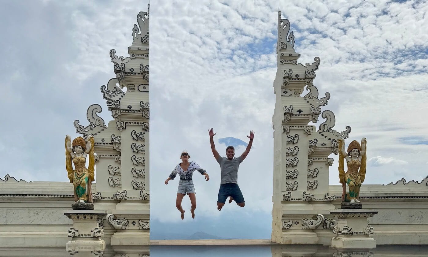 Saltando en las puertas de Bali