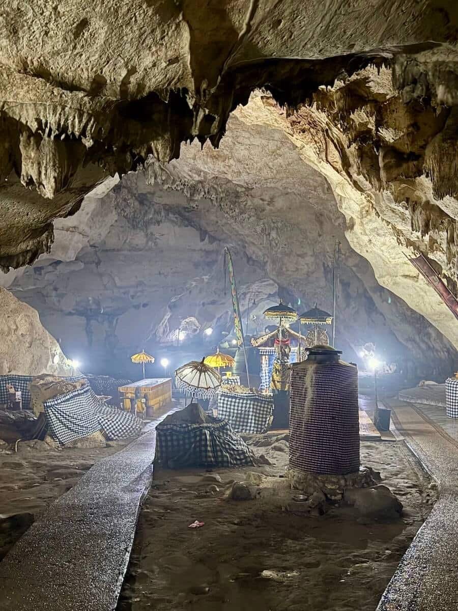 Templo en la cueva en Nusa Penida Templo en la cueva en Nusa Penida