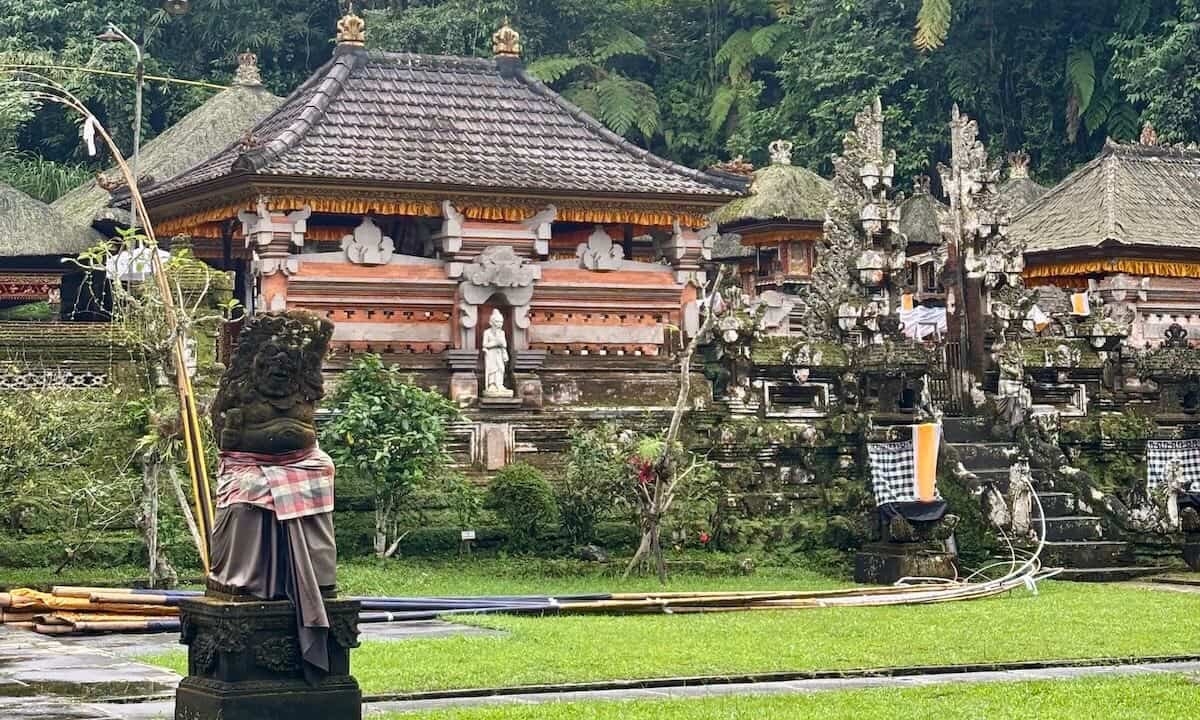 Huye de los templos turísticos en Bali