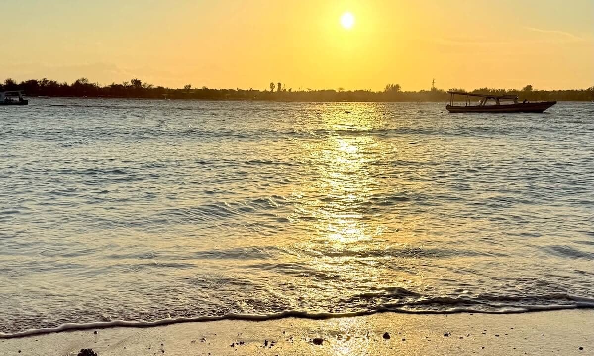 Disfrutando del atardecer en Gili Meno