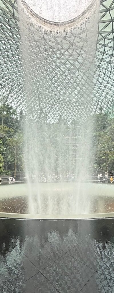 Como la cascada cae a niveles inferiores hasta la última planta