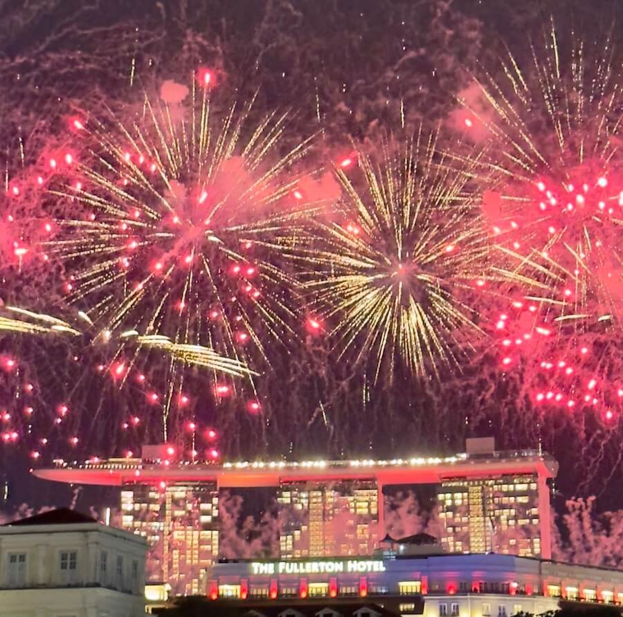 Fuegos artificiales para el día de La Independencia de Singapur