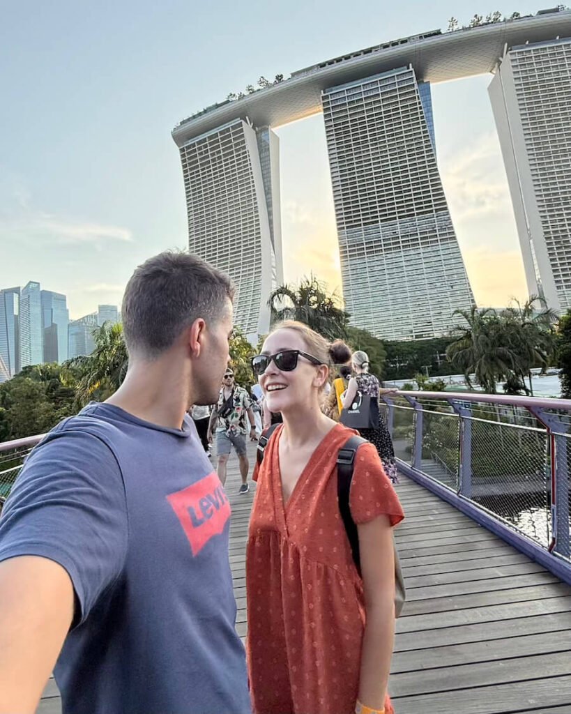 Nosotros con el Marina Bay antes de llegar al Garden By The Bay, el puente con las mejores vistas de Singapur