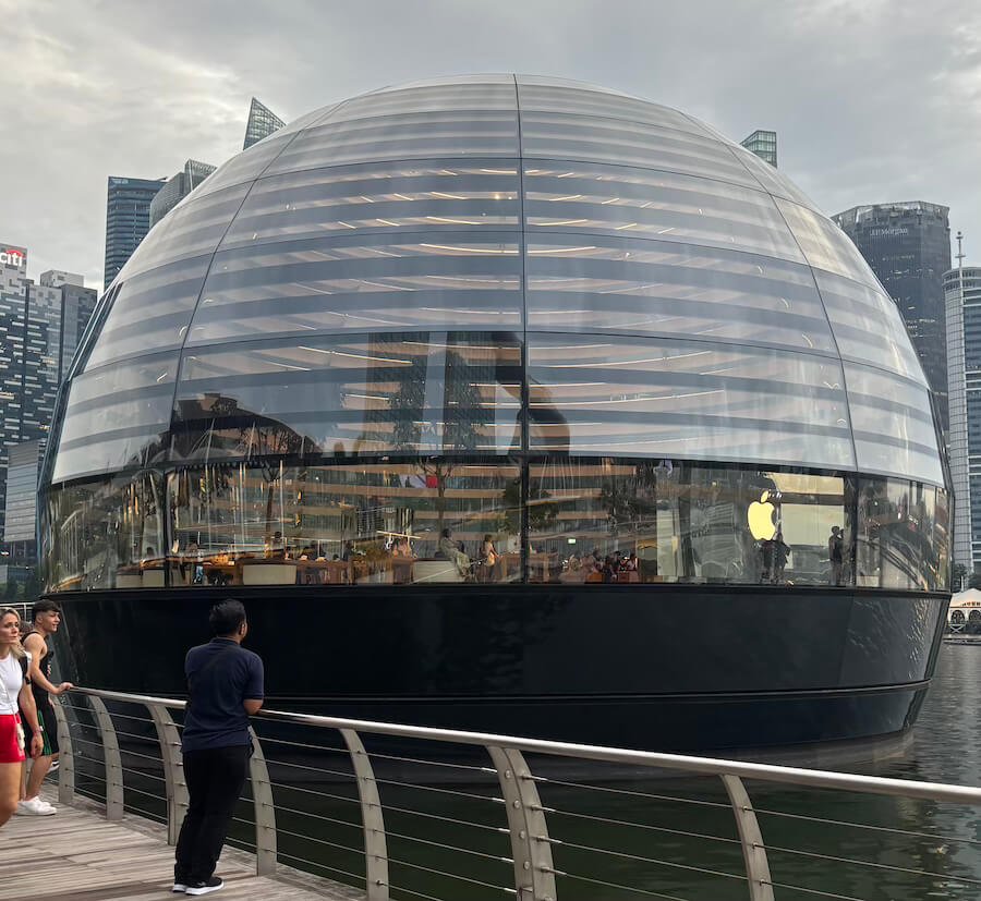 Una tienda en forma redonda solo podía ser de Apple