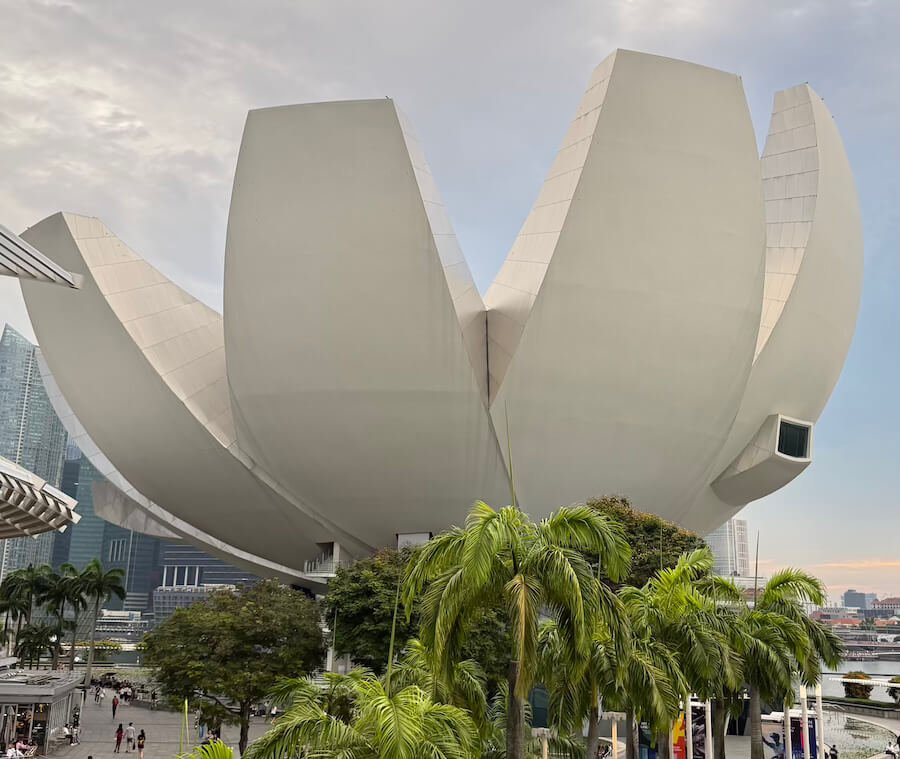 Las formas imposibles del ArtScience Museum