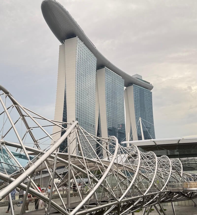 El puente Helix con su forma de ADN