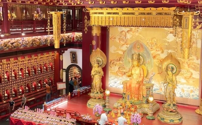 El interior del templo de la reliquia del diente de Buda