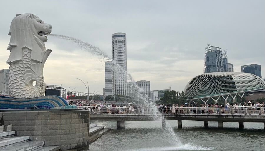 El Merlion con otra perspectiva de la ciudad