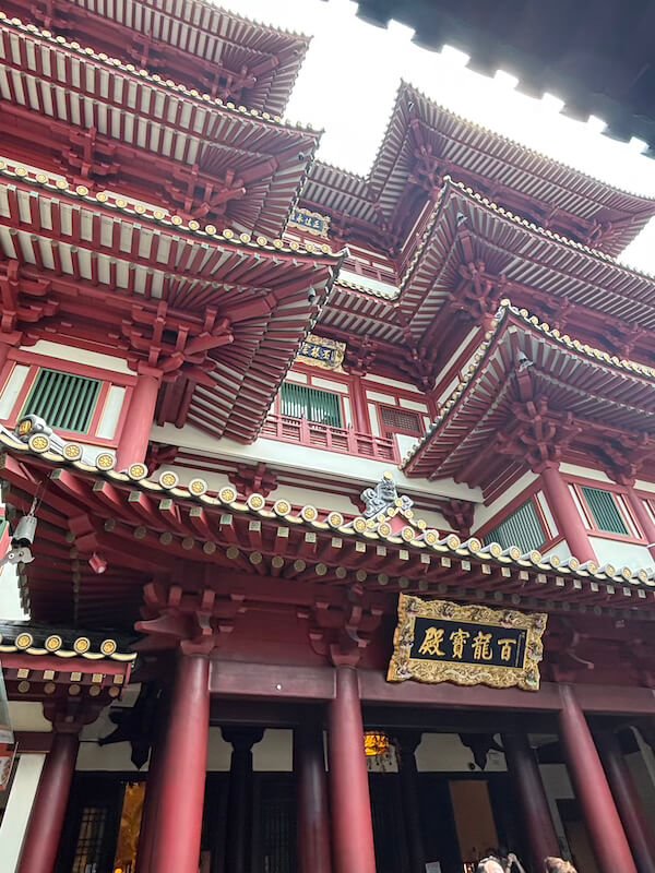 El patio del Buddha Tooth Relic Temple and Museum