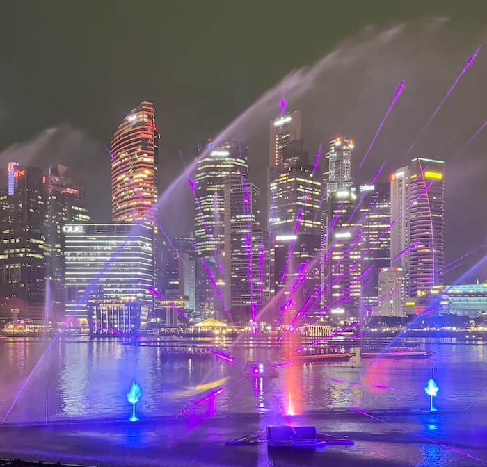 Los juegos de luces y formas del agua del espectáculo de la Bahia del Marina Bay