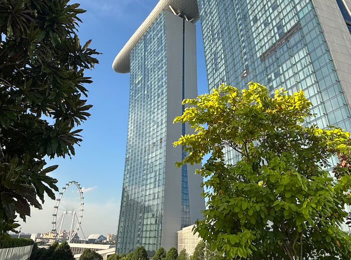 El Marina Bay de cerca y de fondo, su gran noria