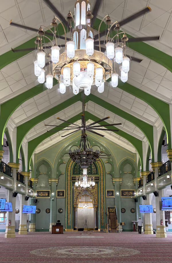 El interior de la mezquita de Singapur
