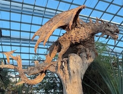 Dragones tallados sobre árboles desérticos