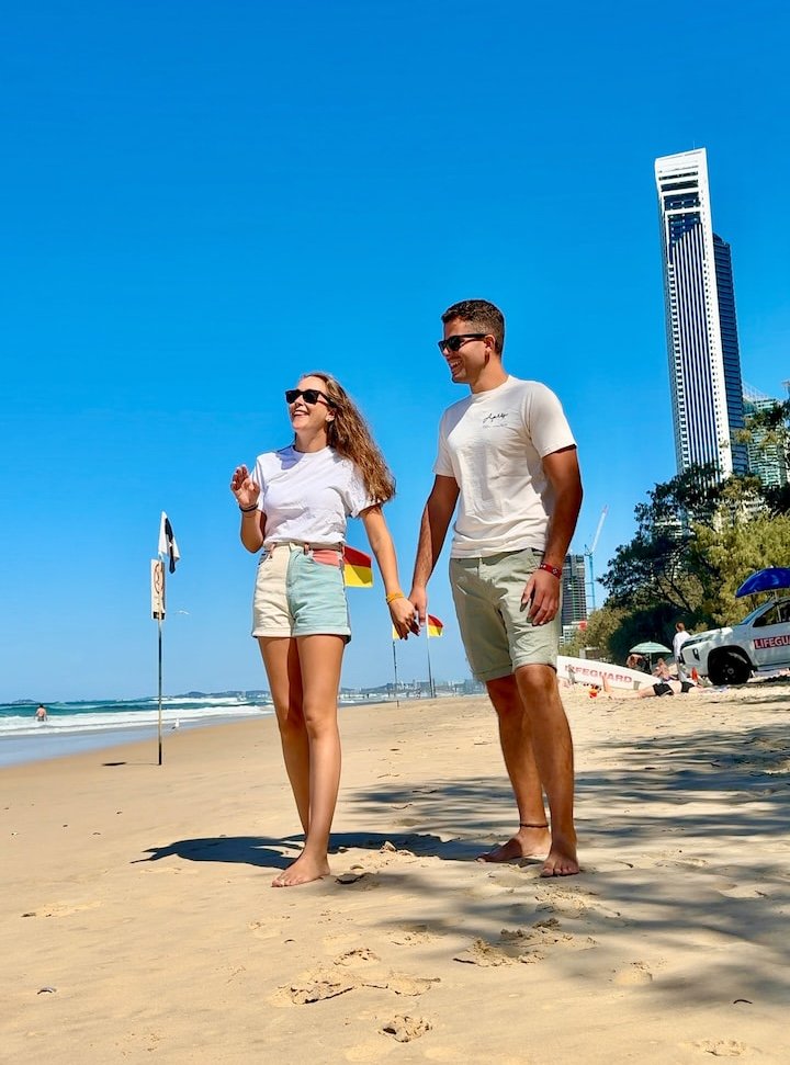 Disfrutando en una de las tantas playas que tiene Australia, con el skyline de Gold Coast de fondo