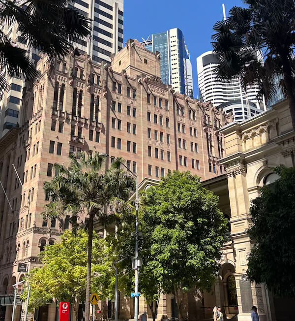 Edificios con esencia entre rascacielos Edificios en Brisbane
