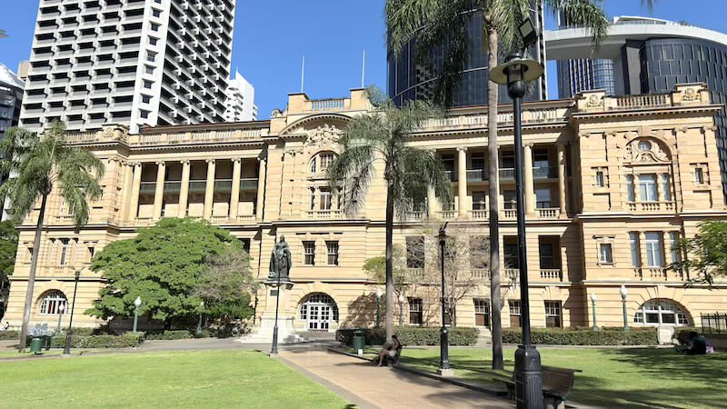 Edificios magestuosos en la ribera del rio Treasury Hotel Brisbane
