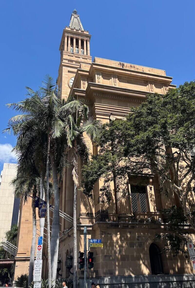 El edificio colonial del ayuntamiento entre rascacielos