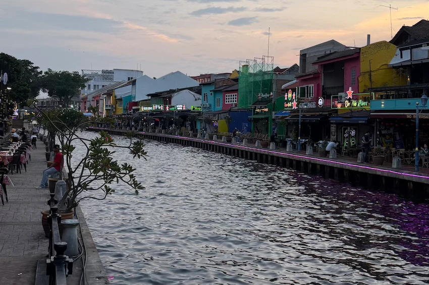Un canal como principal arteria de la ciudad