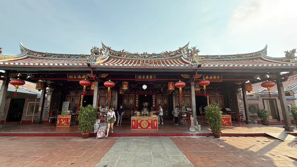 Templos budistas con sus farolillos