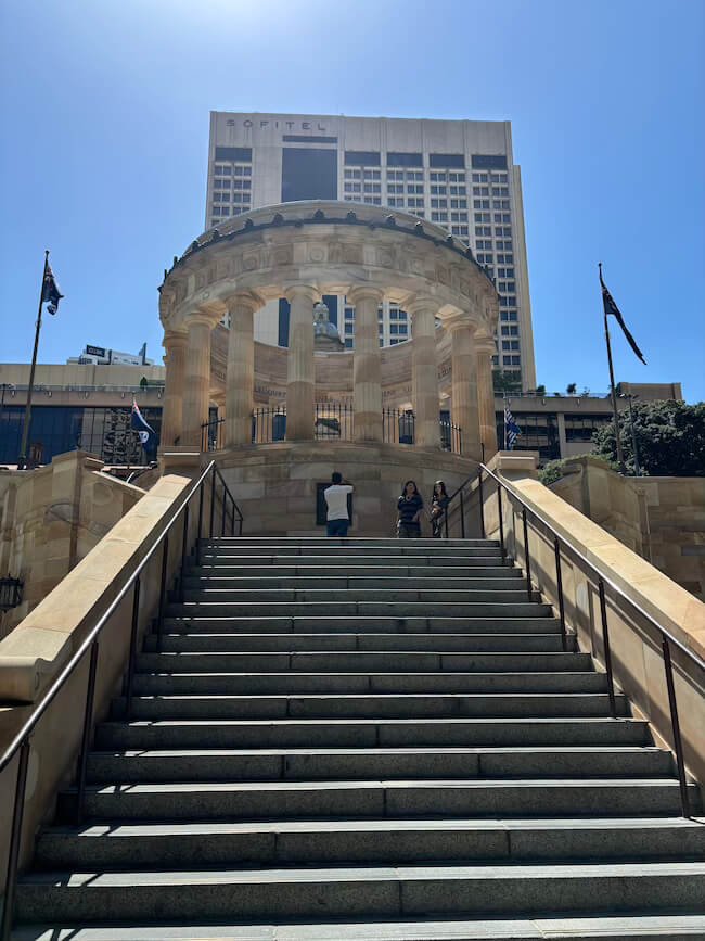 Escalofriante el monumento a los soldados australianos Anzac Square & Memorial Galleries