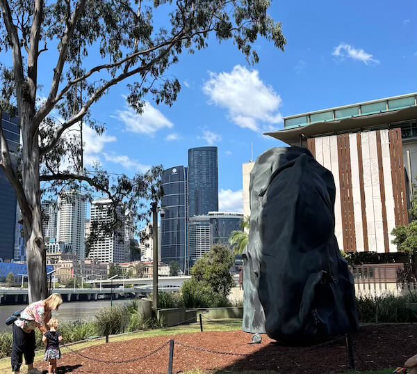 Esculturas que vigilan la biblioteca Gallery of Modern Art (Brisbane)