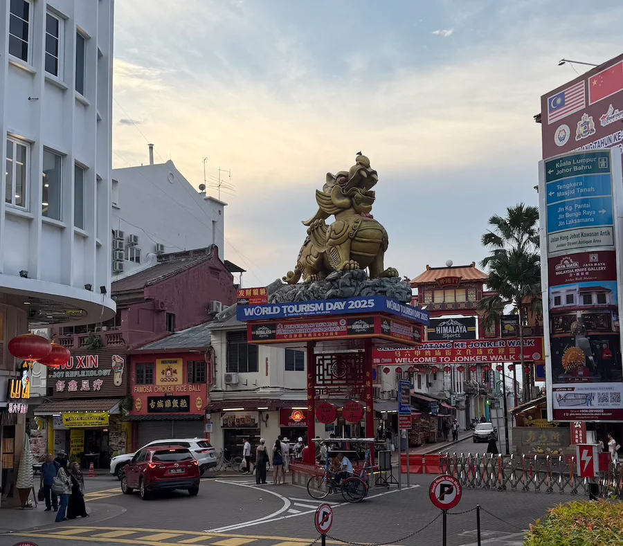 La plaza que nos da la bienvenida al barrio chino