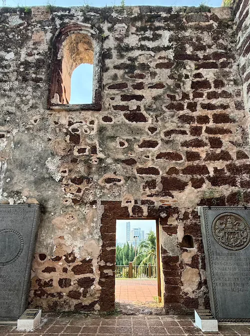 Restos de una iglesia con memoria de una época portuguesa