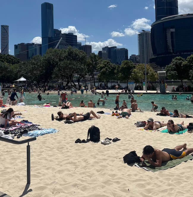La playa artificial de Brisbane Streets Beach en Brisbane